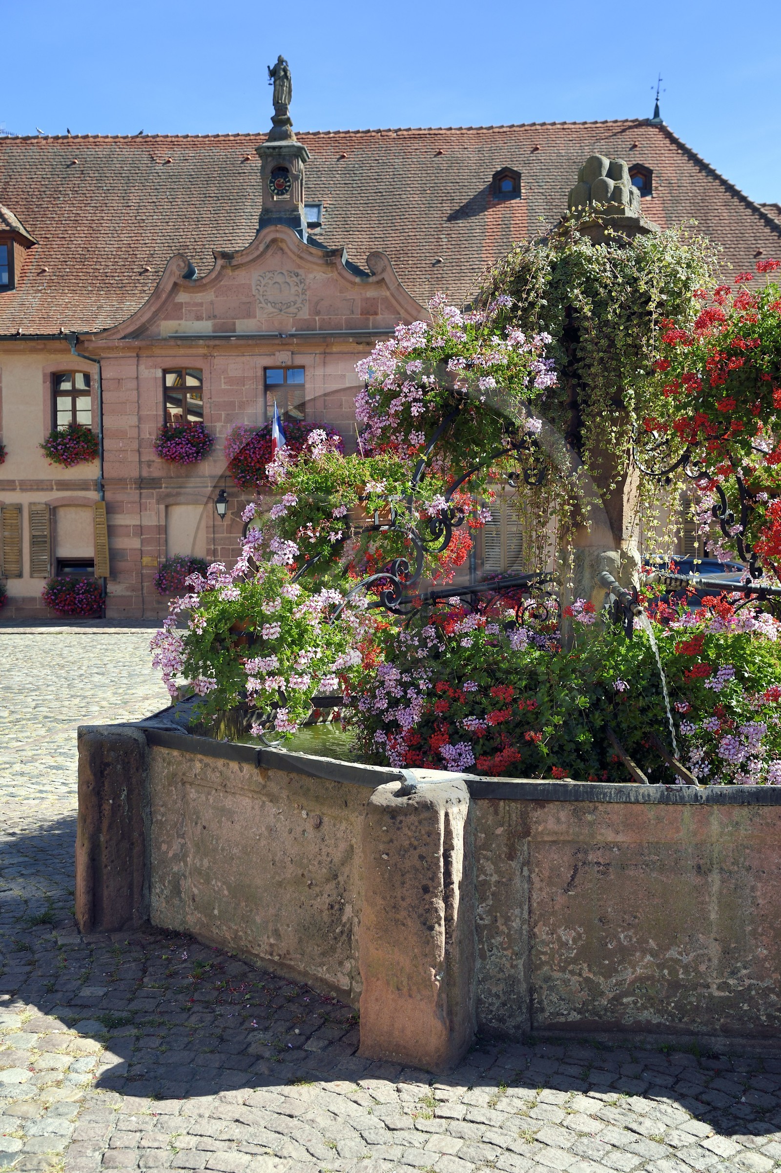 France, Haut-Rhin (68), Route des vins d'Alsace, Bergheim, fontaine de la place du Docteur-Pierre-Walter devant la mairie