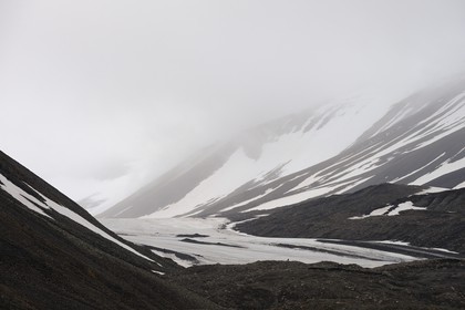 Norway, Svalbard (Spitzbergen), glacier overlooking the town of Longyearbyen