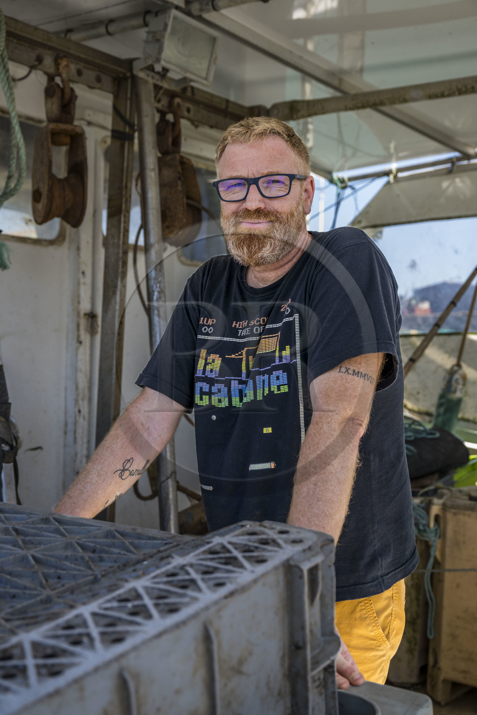 France, Charente-Maritime (17), Ile d'Oléron, port de La Cotinière, le pêcheur Yoann Crochet sur son chalutier L’Univers