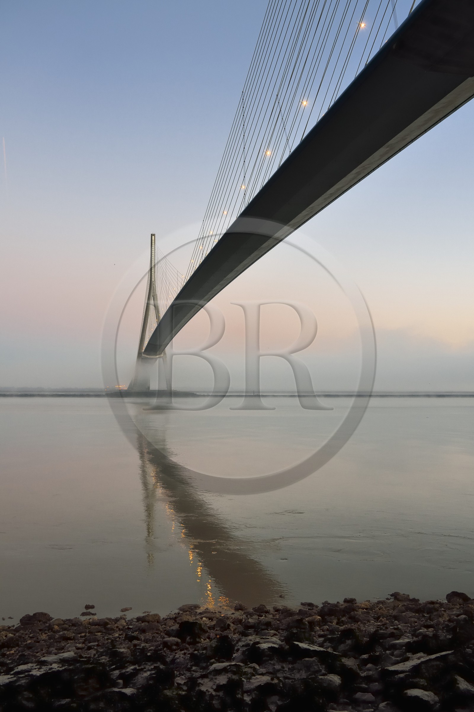 France, entre Calvados (14) et Seine-Maritime (76), le Pont de Normandie dans les brumes de l'aube, le tablier est en béton précontraint sauf pour sa partie centrale qui est métallique