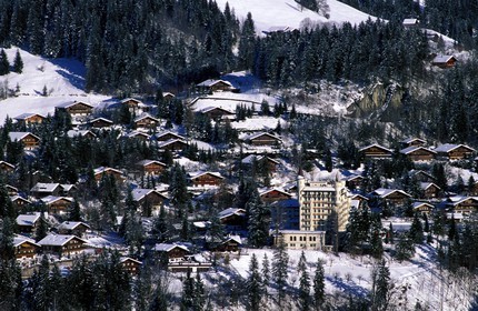 Suisse, région de Bern (Oberland Bernois), Saanenland, le village de Gstaad sous la neige
