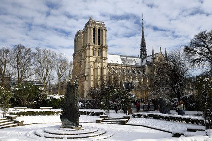 France, Paris, area listed as World Heritage by UNESCO, the banks of the Seine, classified World Heritage by UNESCO, the Notre-Dame Cathedral under the snow on the Ile de la Cité and the public garden René Viviani