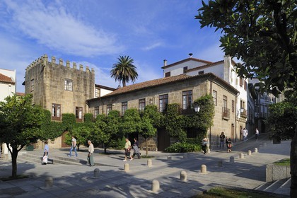 Portugal, région du Minho, Guimaraes, ville classée Patrimoine Mondial de l' UNESCO, place Largo dos Laranjais