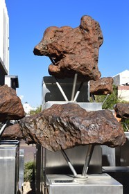 Namibie, région de Khomas, Windhoek, Fontaine de Météorite dans Post street Mall (Gibeon Météorites)