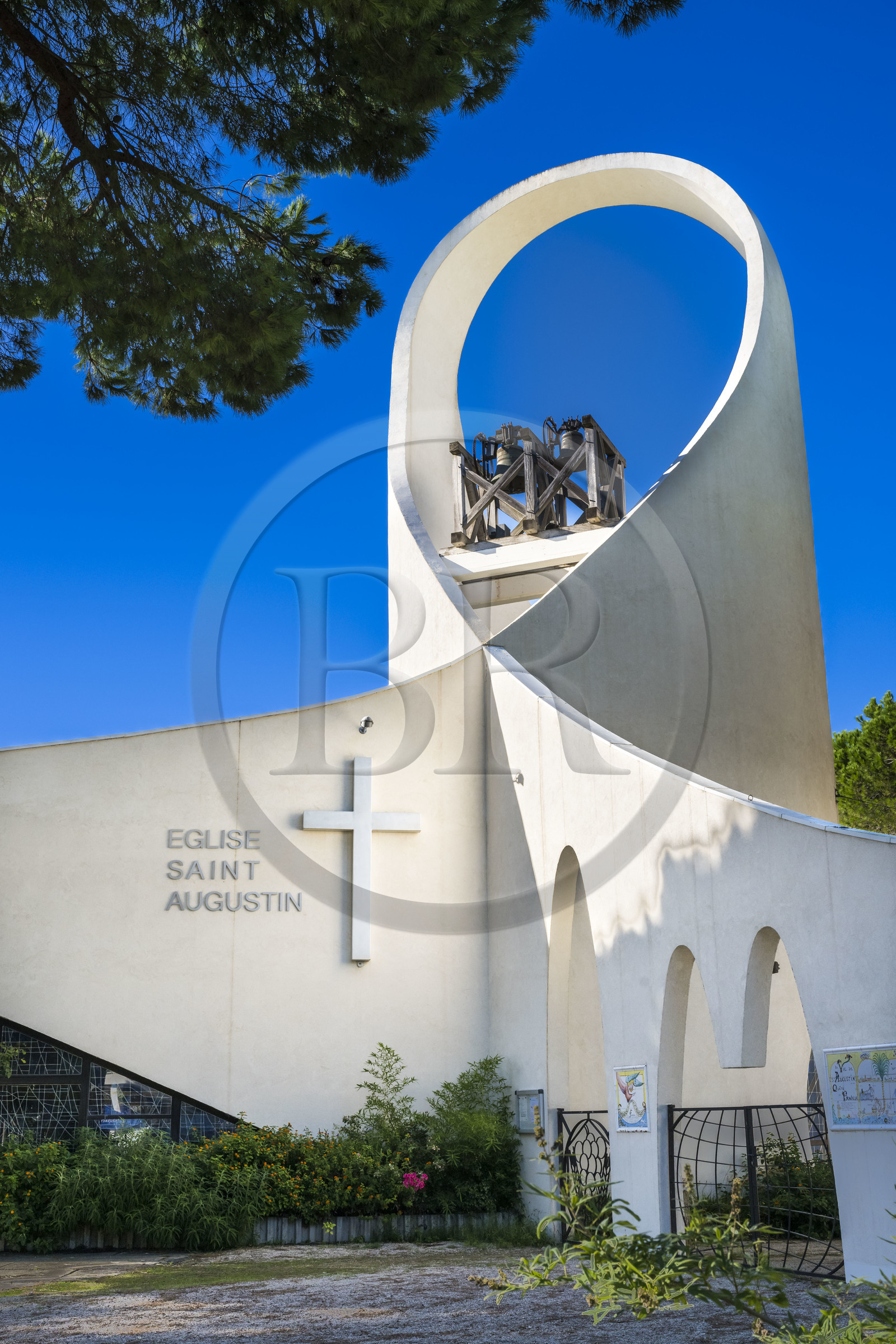 France, Hérault (34), La Grande-Motte, labellisé patrimoine du XXème siècle, l'église Saint-Augustin des architectes Jean Balladur et Jean-Bernard Tostivint