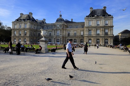 France, Paris (75), jardin du Luxembourg, palais du Luxembourg et gardien du parc