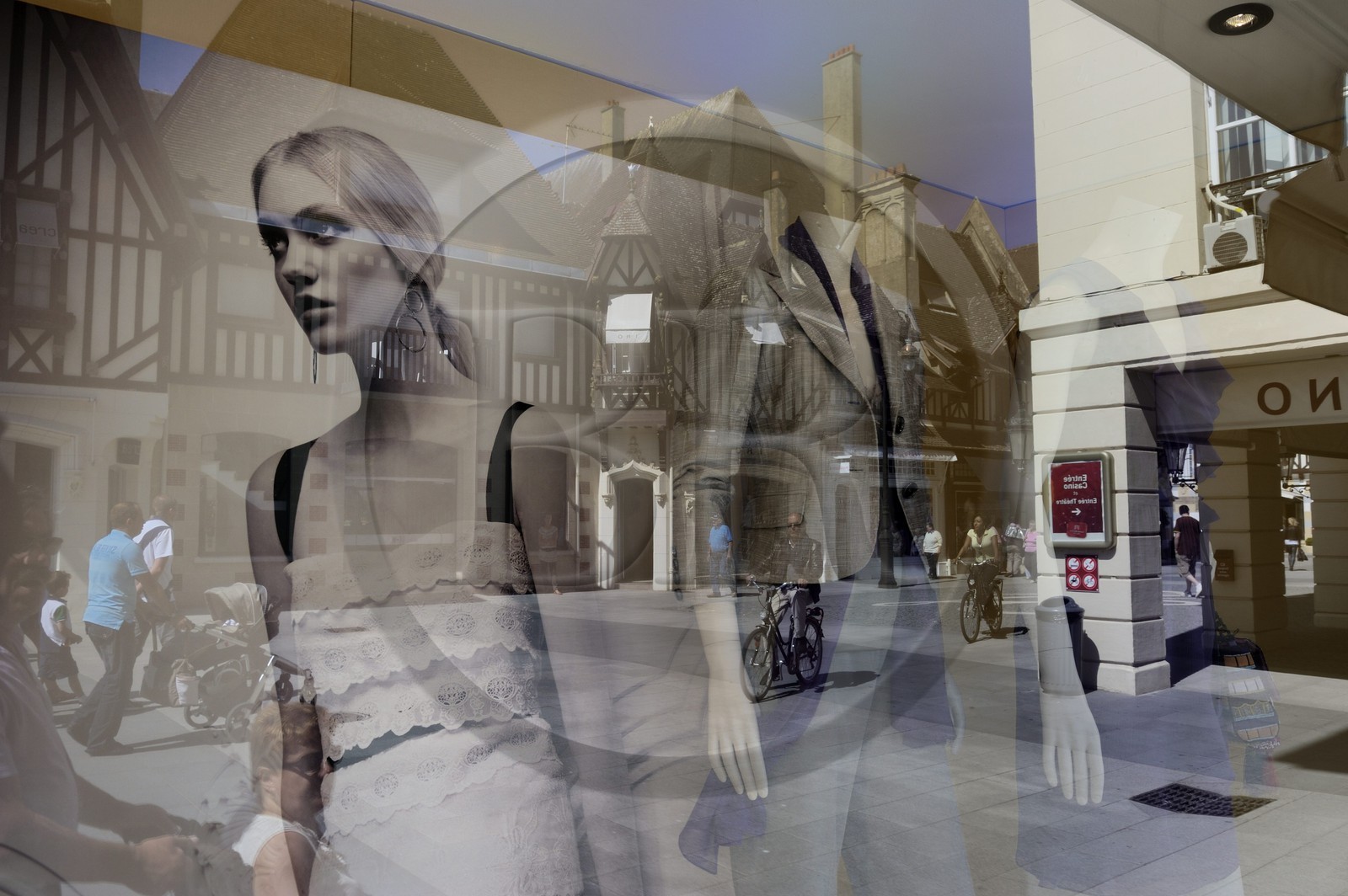 France, Calvados (14), Pays d'Auge, Deauville, virine d'une boutique de luxe rue du Casino