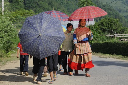 Vietnam, Lao Cai province, Bac Ha district, young women from the Flower Hmong minority