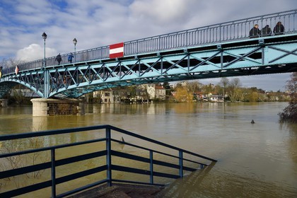 France, Val de Marne, Bry sur Marne, the footbridge made by Gustave Eiffel between Bry-sur-Marne and Le Perreux-sur-Marne in the background, the banks of the Marne flooded