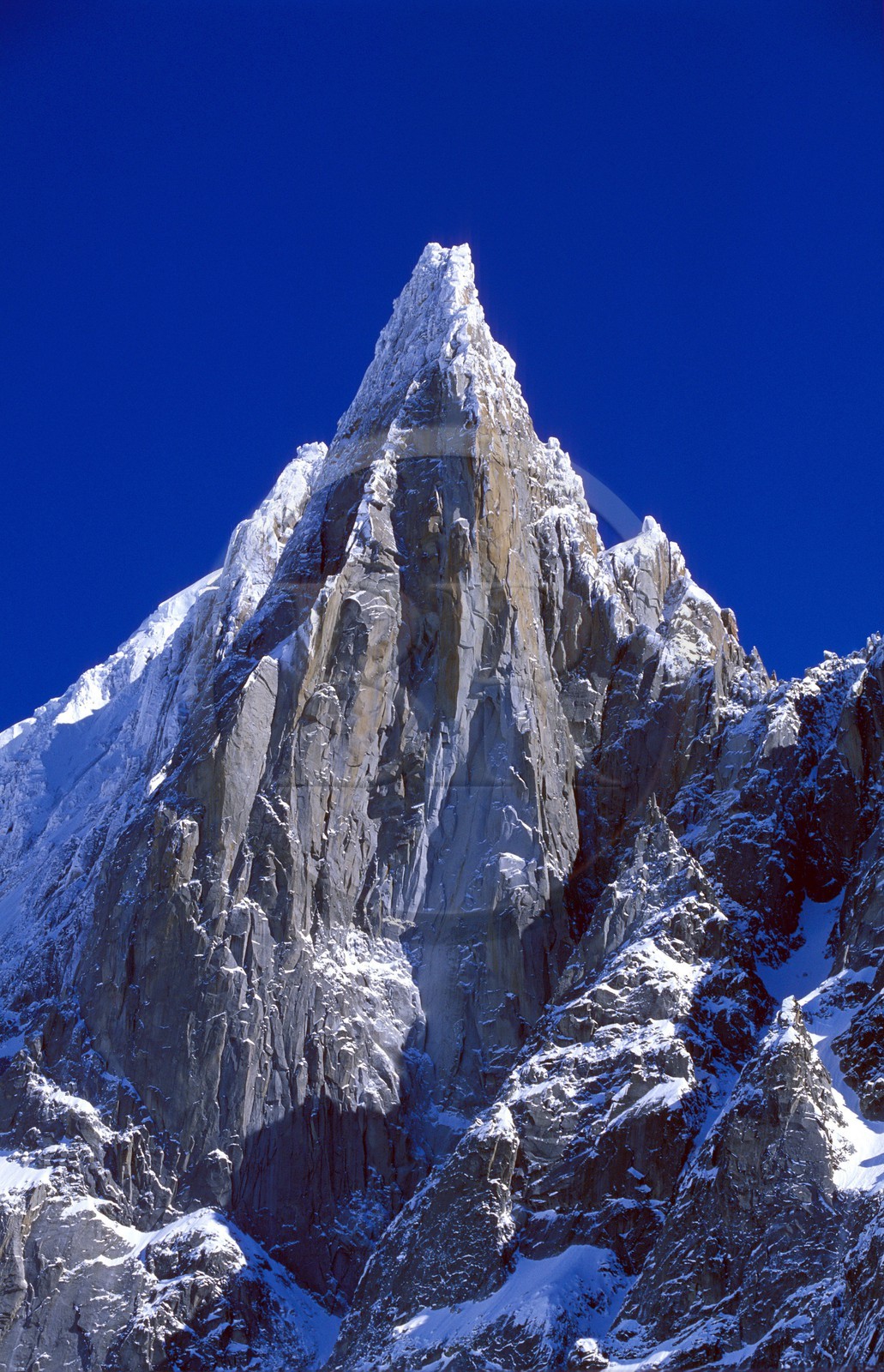 France, Haute-Savoie (74), vallée de Chamonix, la Mer de glace dans la Vallée Blanche, Mont-Blanc, l' Aiguille du dru au sommet de l' Aiguille verte