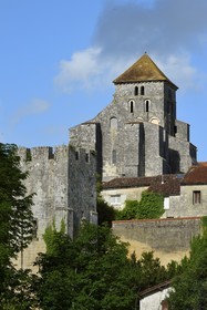 France, Charente-Maritime (17), Saint-Sauvant, la tour médiévale et l'église Saint-Sylvain domine la vallée du Coran