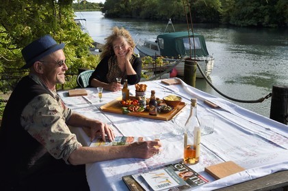 France, Charente-Maritime, Saintonge, Saint Savinien, labeled stones and water villages, Au Quai des Fleurs bed and breakfast, Laurence and Steve welcome us in their garden overlooking the Charente river