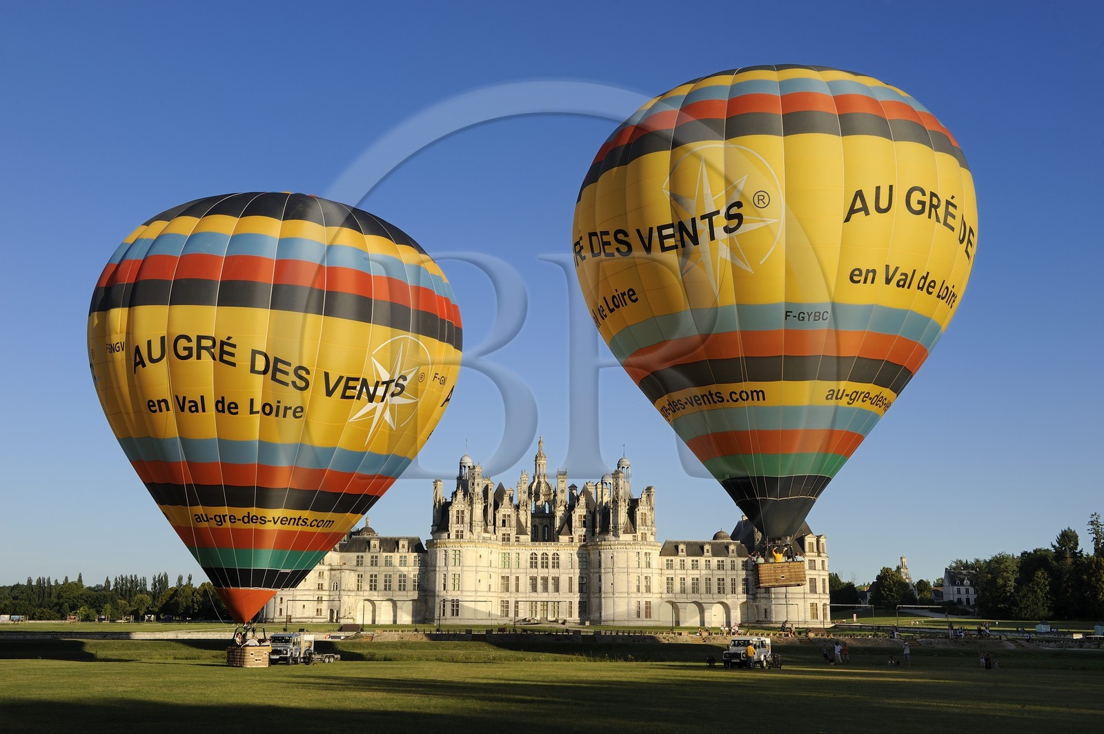 France, Loir et Cher (41), Vallée de la Loire classée Patrimoine Mondial de l' UNESCO, château de Chambord, montgolfières au décollage
