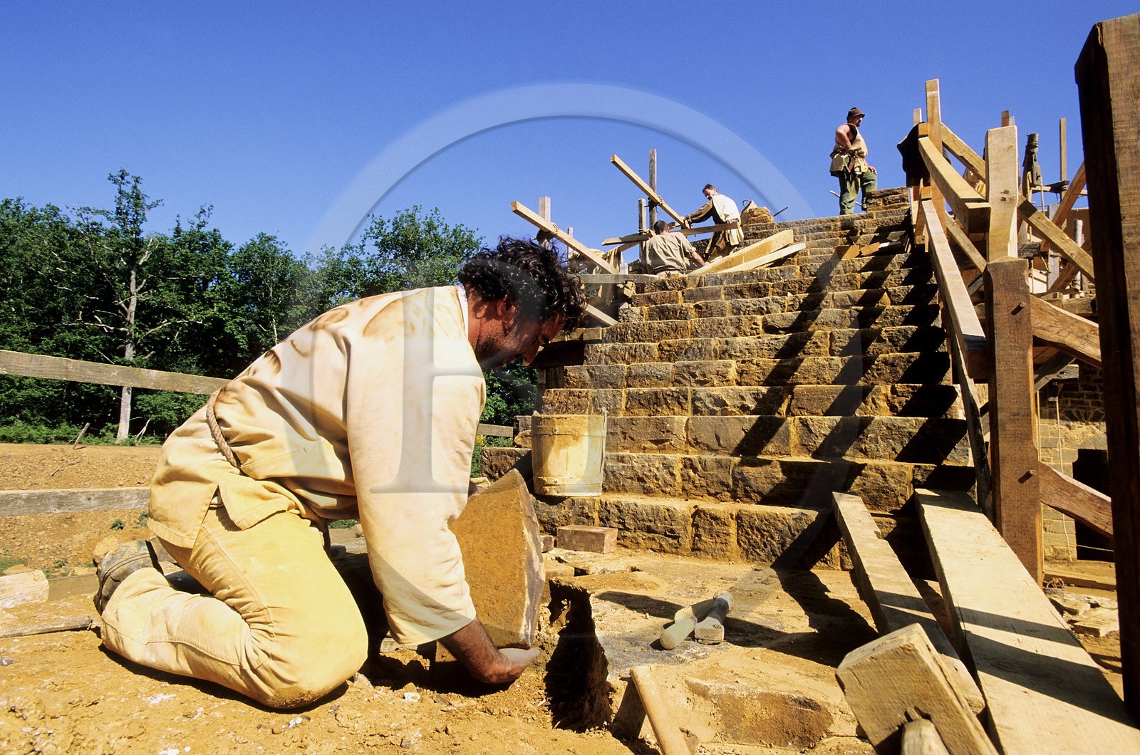 France, Yonne (89), Saint-Amand-en-Puisaye, construction du château fort de Guédelon