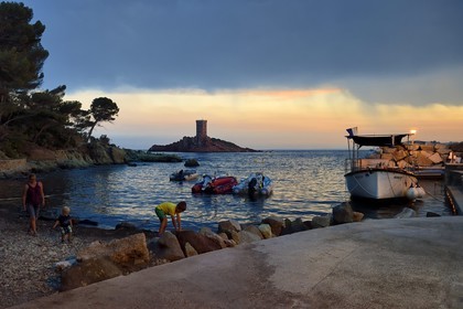 France, Var (83), Agay commune de Saint-Raphaël, massif de l'Estérel, la Corniche d'Or, port de Poussaï et la tour de l'Ile d'Or au large du cap du Dramont