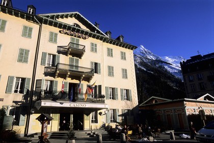 France, Haute-Savoie (74), Chamonix, le casino et l' Aiguille du Midi (Mont-Blanc)