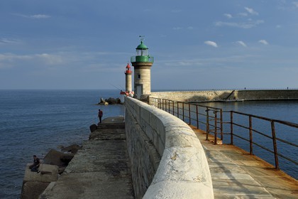 France, Haute-Corse (2B), Bastia, quartier de Terra-Vecchia, les phares de la jetée à l'entrée du Vieux-Port