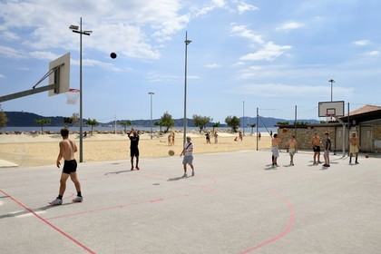 France, Var (83), Toulon, plage artificielle du quartier du Mourillon, terrain de volley-ball