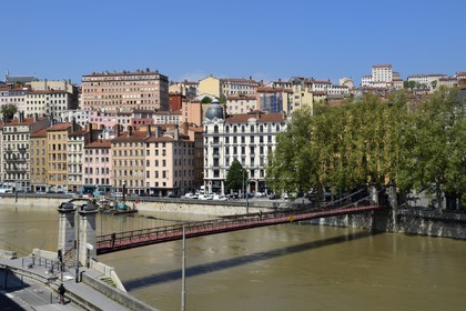 France, Rhône (69), Lyon, site historique classé Patrimoine Mondial de l'UNESCO, quai Bondy, la passerelle Saint Vincent sur la Saône et le quartier de la Croix Rousse en arrière plan