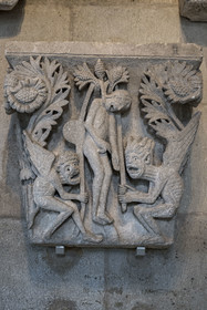 France, Saône-et-Loire (71), Autun, la cathédrale Saint-Lazare, un des chapiteaux historiés ornent les colonnes de la nef centrale, la pendaison de Judas