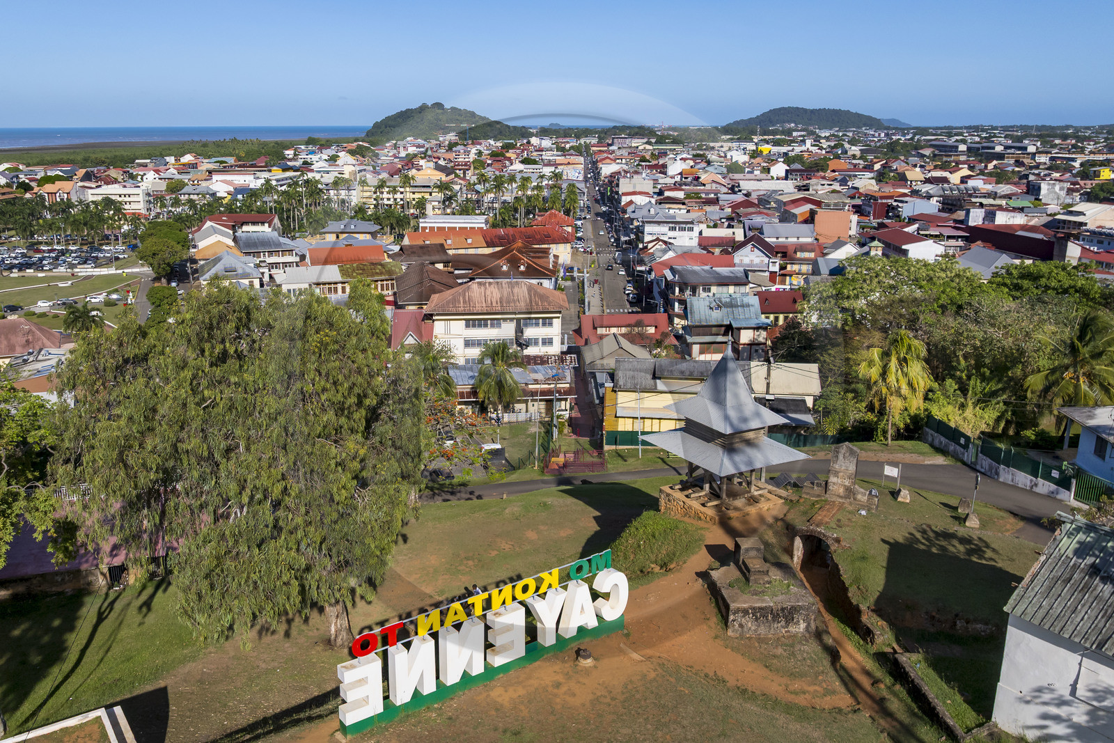 France, Guyane, Cayenne, vue sur la ville depuis le fort Cépérou au premier plan (vue aérienne)