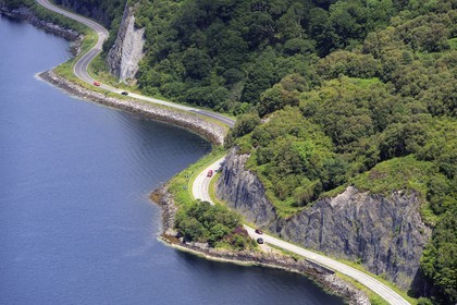 Royaume-Uni, Ecosse, Highland, Dornie, la route A87 le long du Loch Duich (vue aérienne)
