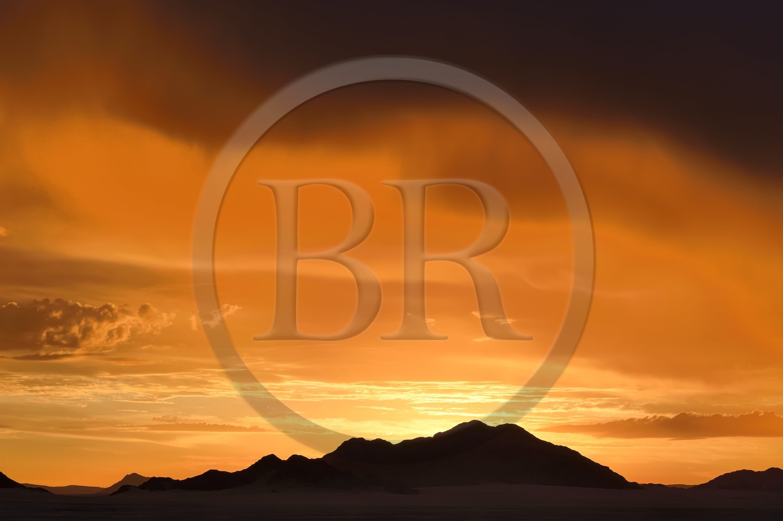 Namibie, région de Hardap, désert du Namib à l'Est du parc national Namib Naukluft vers Sossusvlei, embrasement du ciel au coucher de soleil