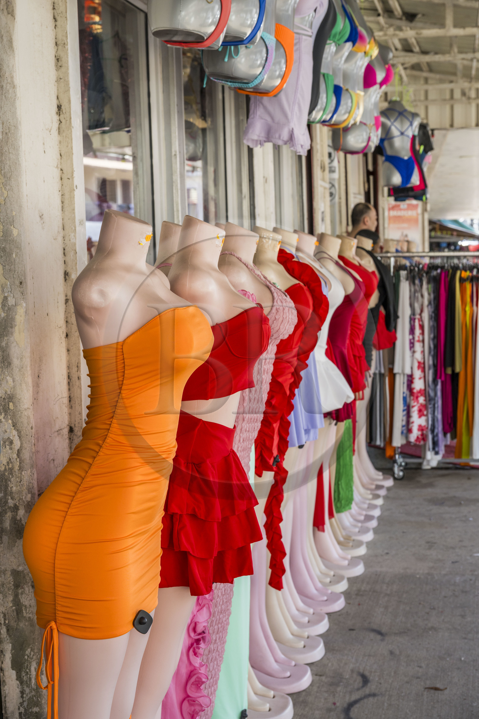 France, Guyane, Cayenne, rue du Lieutenant Becker dans la vieille ville, mannequins placés à l'extérieur devant le magasin de prêt à porter