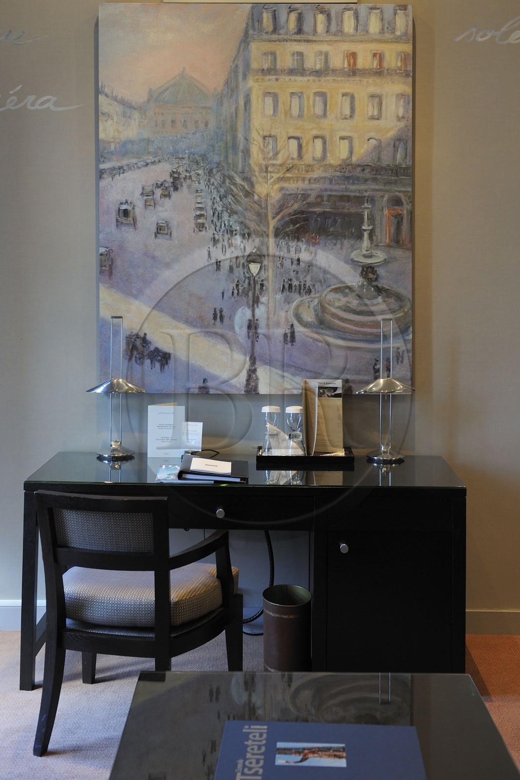 France, Paris (75), l'hôtel du Louvre, la suite Pissarro, copie de la toile  Avenue de l'Opera, Place du Theatre Francais qu'il à peinte depuis cette chambre