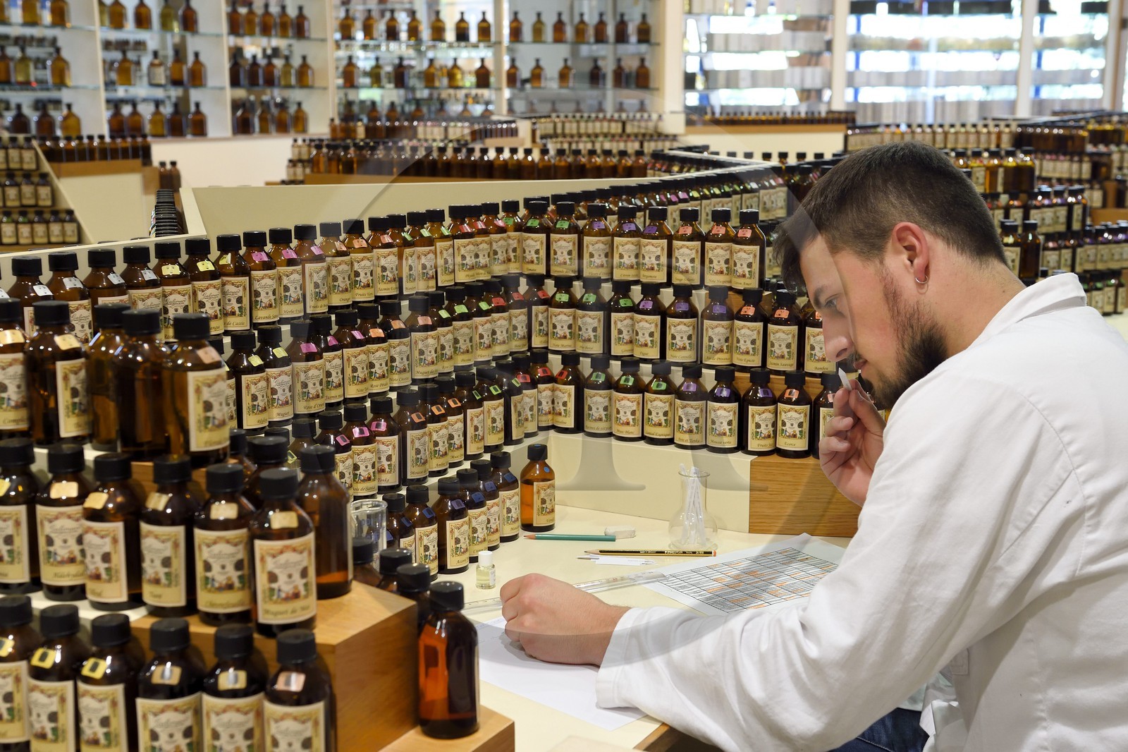 France, Alpes-Maritimes (06), Grasse, Studio des Fragrances Galimard, orgue à parfum, création de parfum par un nez