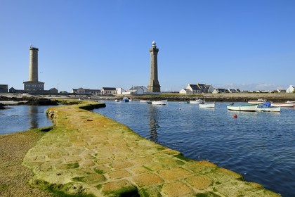 France, Finistère (29), Penmarc'h, Pointe de Penmarch, port Saint-Pierre, phare d'Eckmühl à droite, ancien phare et sémaphore à gauche