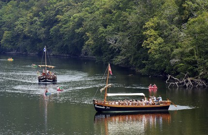 .France, Dordogne, gabares going down the river Dordogne towards Castelnaud la Chapelle