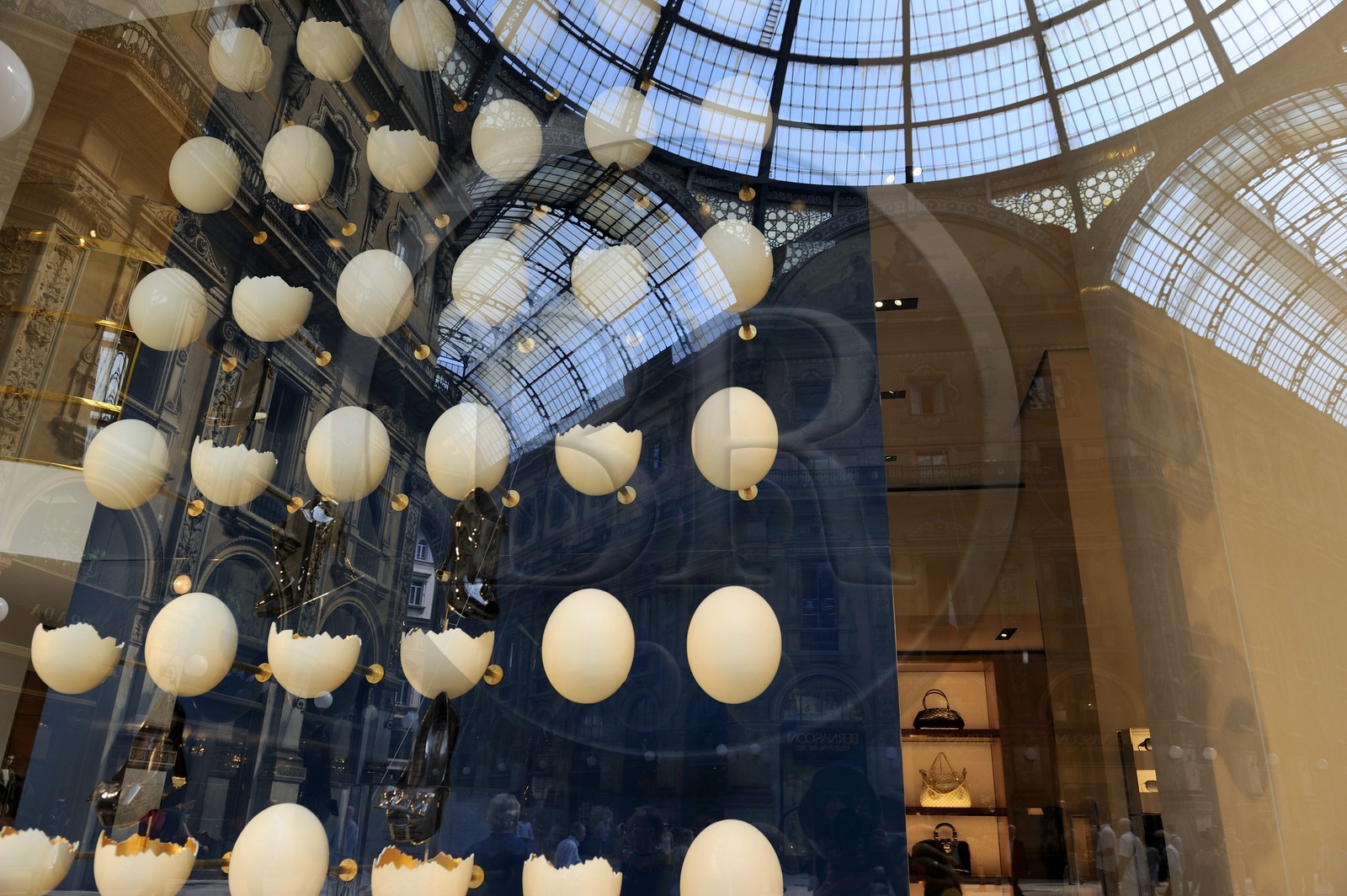 Italie, Lombardie, Milan, la galerie Vittorio Emanuele II, boutique de luxe Louis Vuitton