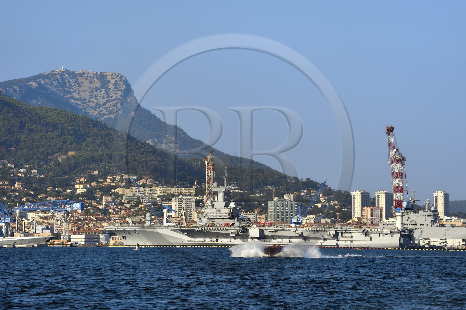France, Var (83), Toulon, la base navale (Arsenal), le porte-avions à propulsion nucléaire Charles de Gaulle en rénovation de mi-vie