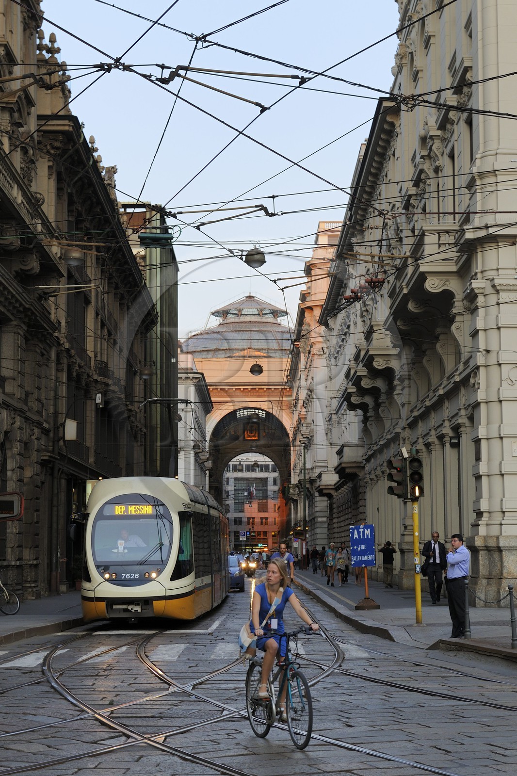Italie, Lombardie, Milan, la galerie Vittorio Emanuele II au bout de la via Tommaso Grossi