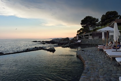 France, Var (83), Agay commune de Saint-Raphaël, massif de l'Estérel, la Corniche d'Or, la piscine d'eau de mer à débordement de l'Hotel des Roches Rouges