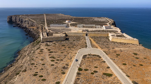 Portugal, Algarve, parc naturel du Sud-Ouest Alentejano et Costa Vicentina, Sagres à l'extrême sud-ouest du Portugal et de l'Europe, la Forteresse de Sagres construite au XVe siècle (La Fortaleza)(vue aérienne)
