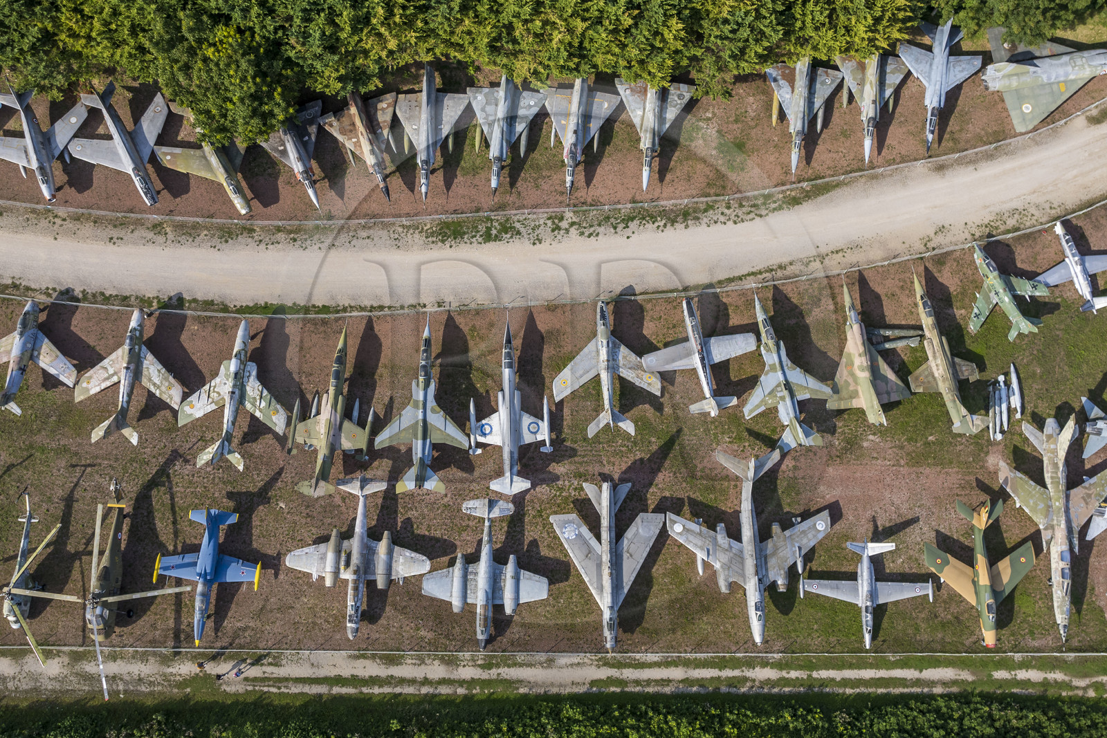 France, Côte-d'Or (21), les climats de Bourgogne classés Patrimoine Mondial de l'UNESCO, Côte de Beaune, Savigny-les-Beaune, le chateau avec les musées et collections avions de chasse, voitures de course Abarth, motos, tracteurs enjambeurs, maquettes, camions de pompiers (vue aérienne)