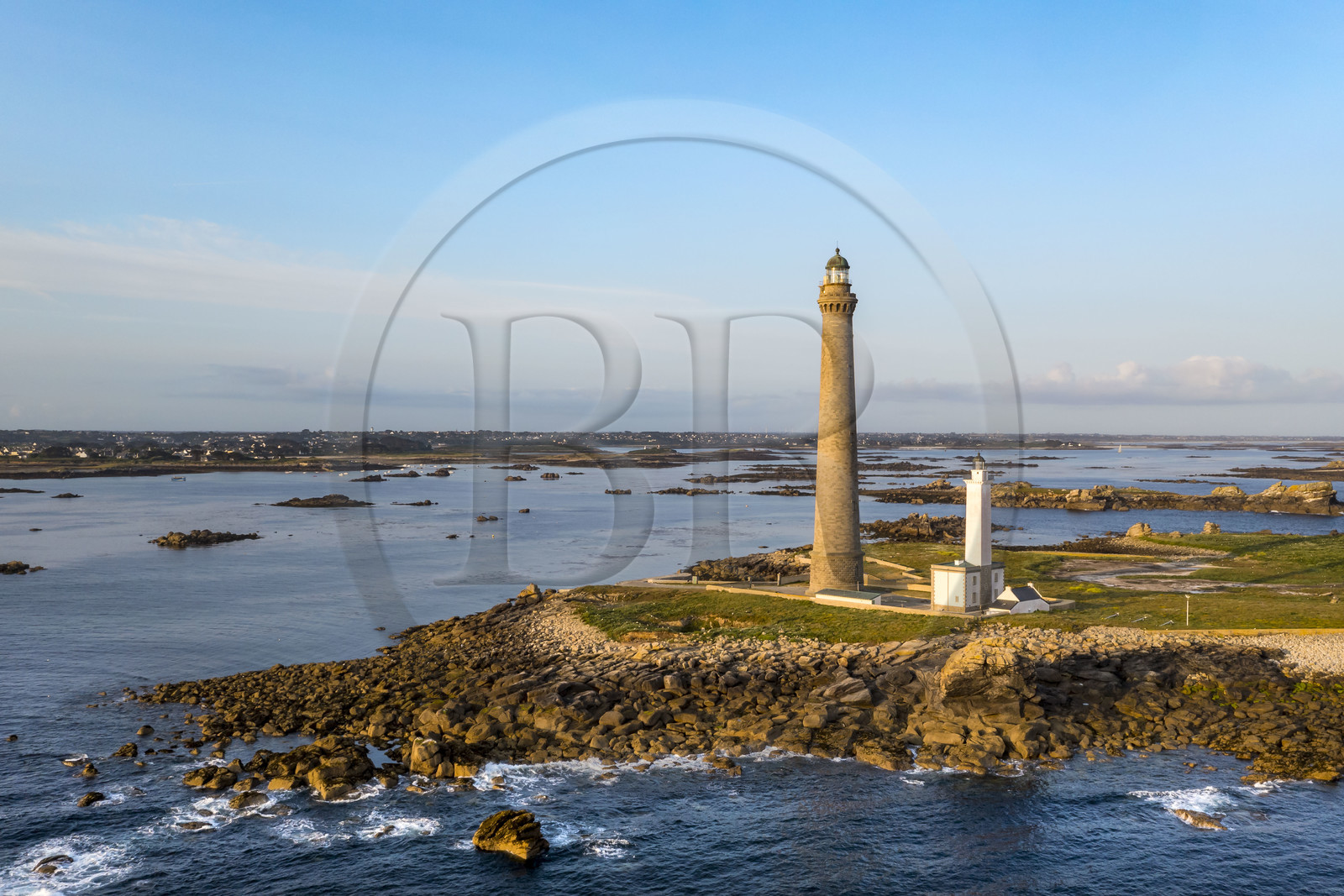 France, Finistère (29), Pays des Abers, Ile Vierge dans l'archipel de Lilia, le phare de l'Ile Vierge, le plus haut phare d'Europe avec 82,5 mètres, et l'ancien phare de 1845 (vue aérienne)