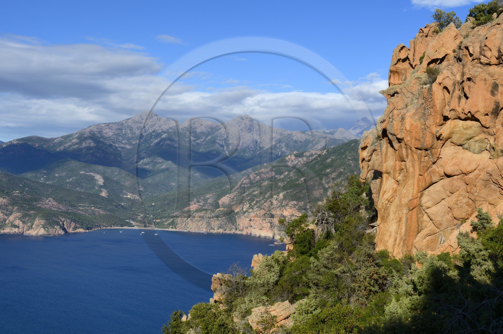 France, Corse-du-Sud (2A), Golfe de Porto, classé Patrimoine Mondial de l'UNESCO, calanches de Piana aux rochers de granit rose le long du chemin dit du Chateau-Fort et la plage de Bussaglia en arrière plan