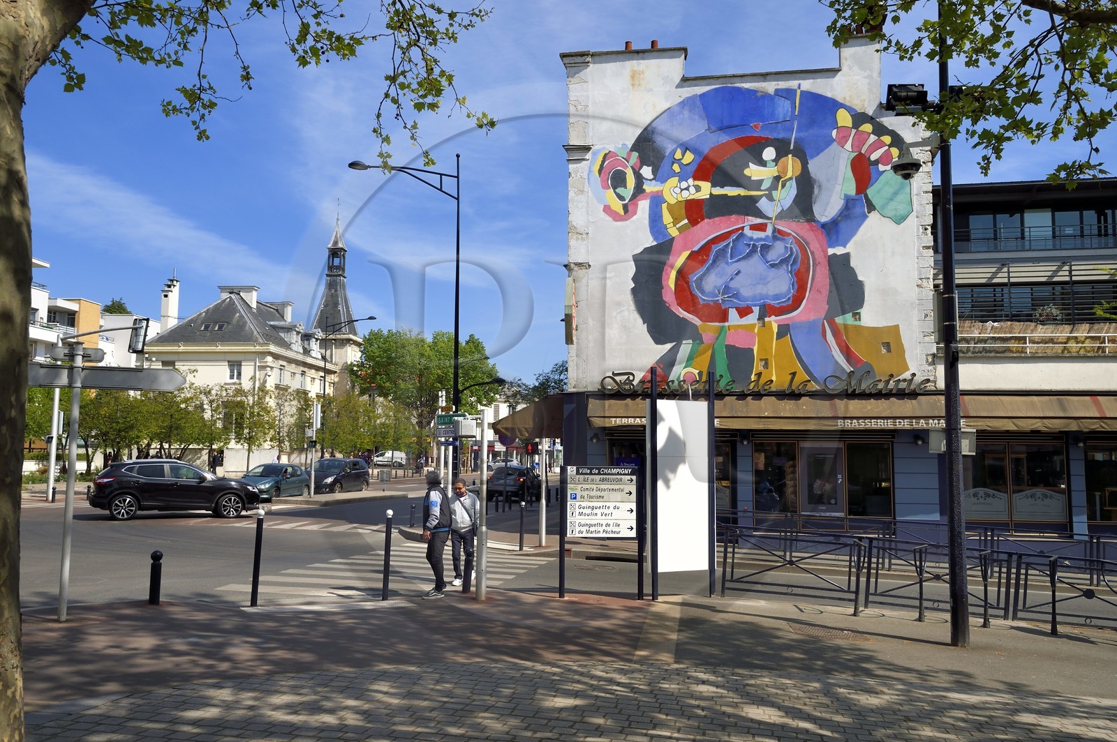 France, Val-de-Marne (94), Champigny-sur-Marne, à gauche l'ancienne mairie au centre ville