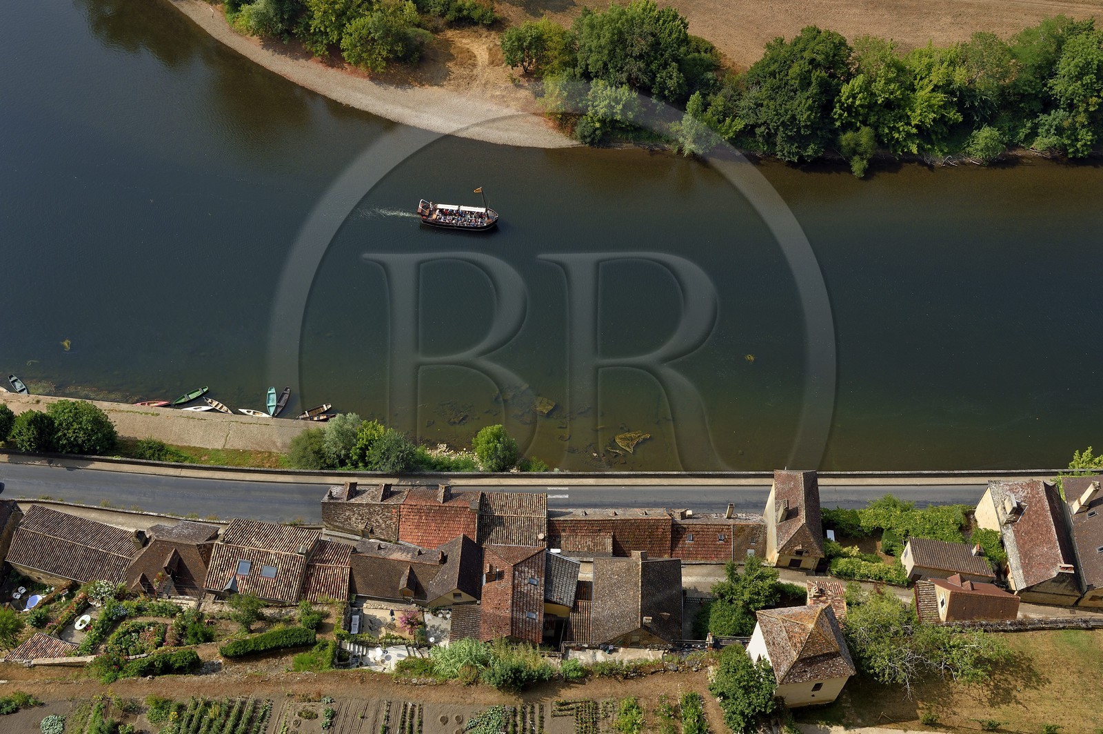 France, Dordogne (24), Périgord Noir, vallée de la Dordogne, Beynac-et-Cazenac, labellisé Les Plus Beaux Villages de France, gabarre sur la Dordogne aux abords du village médiéval