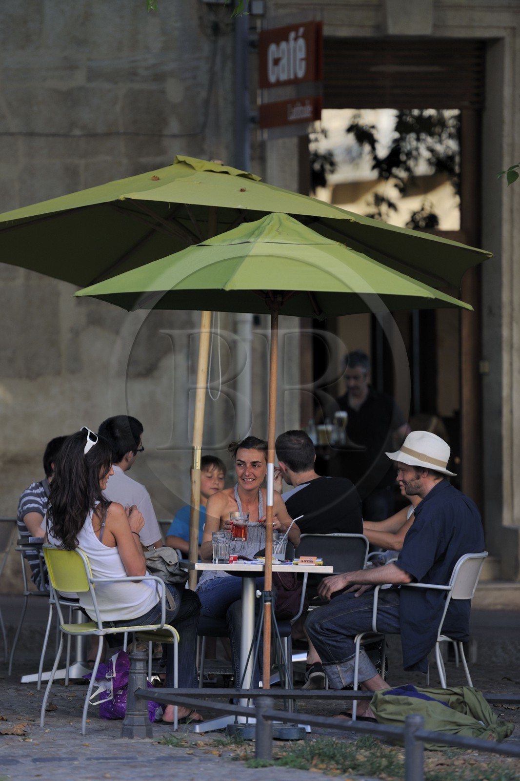 France, Hérault (34), Montpellier, centre historique, l'Ecusson, terrasse de café place du Canourgue