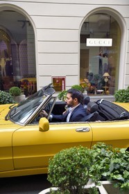 Italie, Lombardie, Milan, Quadrilatère de la Mode (Quadrilatero della moda), cabriolet Alfa Romeo Duetto Spider jaune devant la boutique de luxe Gucci via Santo Spirito