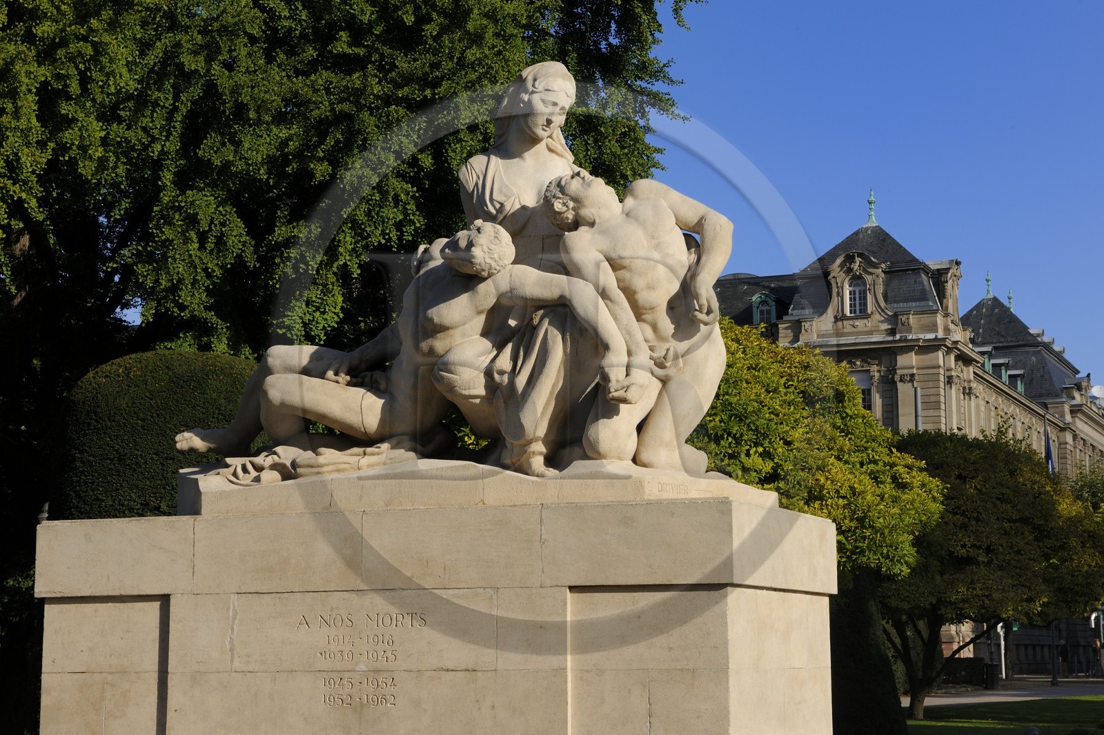France, Bas-Rhin (67), Strasbourg, place de la République, le monument aux morts. Une mère tient ses deux fils mourants, l’un regarde la France, l’autre l’Allemagne