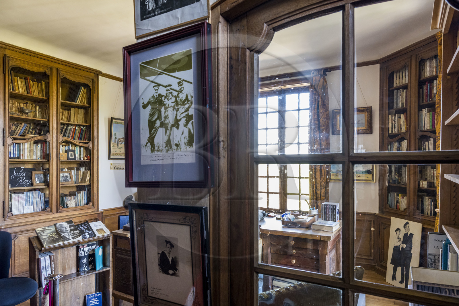 France, Yonne (89), parc naturel régional du Morvan, Vézelay, classé au Patrimoine Mondial de l'UNESCO, labellisé Les Plus Beaux Villages de France, point de départ de l'une des principales voies de pèlerinage de Saint-Jacques-de-Compostelle, le bureau de l'écrivain Jules Roy dans sa maison