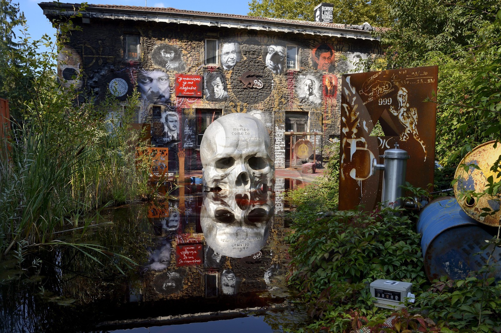 France, Rhône (69), Saint-Romain-au-Mont-d'Or, la Demeure du Chaos, l'œuvre d'art est basé sur la transformation sans fin de la maison du XVIIème siècle de l'artiste plasticien Thierry Ehrmann en une réplique de zone de guerre à l'image du monde présent