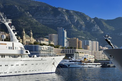 Principauté de Monaco, Monaco, yachts amarrés à port Hercule