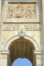Italie, Lombardie, Milan, Porte de Simplon (Porta Sempione), marquée par un arc de triomphe historique appelé Arc de la Paix (Arco della Pace), construit par l'architecte Luigi Cagnola en 1807 pendant la domination napoléonienne