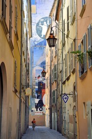 France, Var (83), Toulon, quartier du petit Chicago, grande peinture murale inspirée d'affiches anciennes au bout de la rue du Noyer